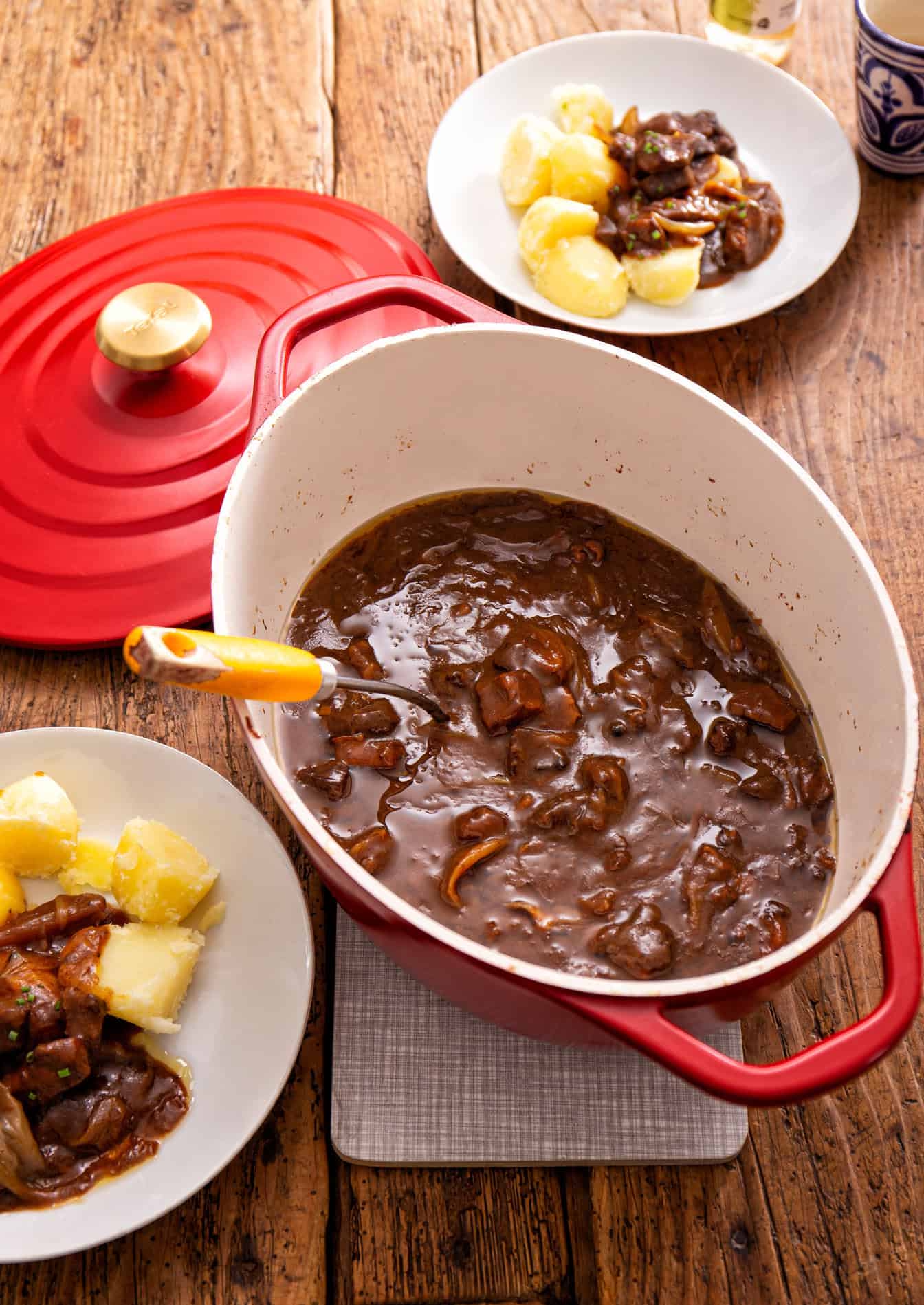 Oma’s hachee met gekookte aardappelen