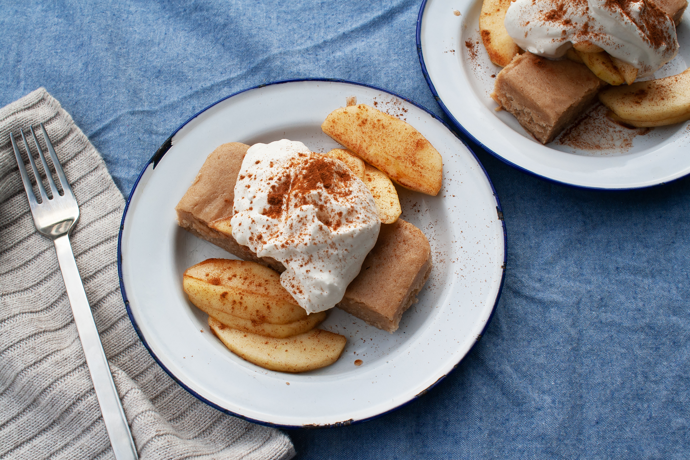 Cinnamon Cake with Apple Topping