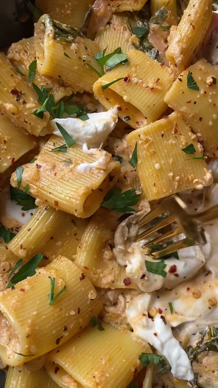 Creamy Sun-Dried Tomato and Spinach Pasta with Burrata