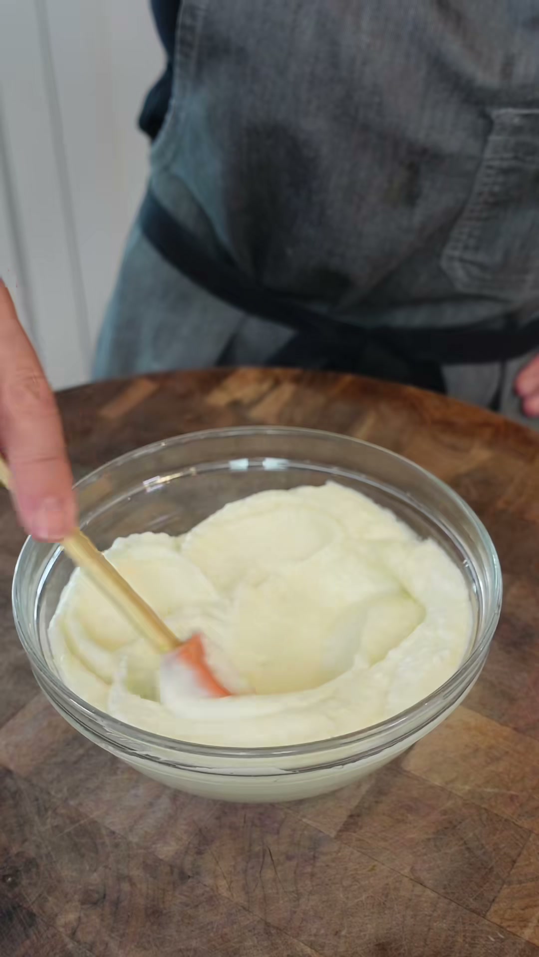 Lebanese Garlic Sauce (Toum)