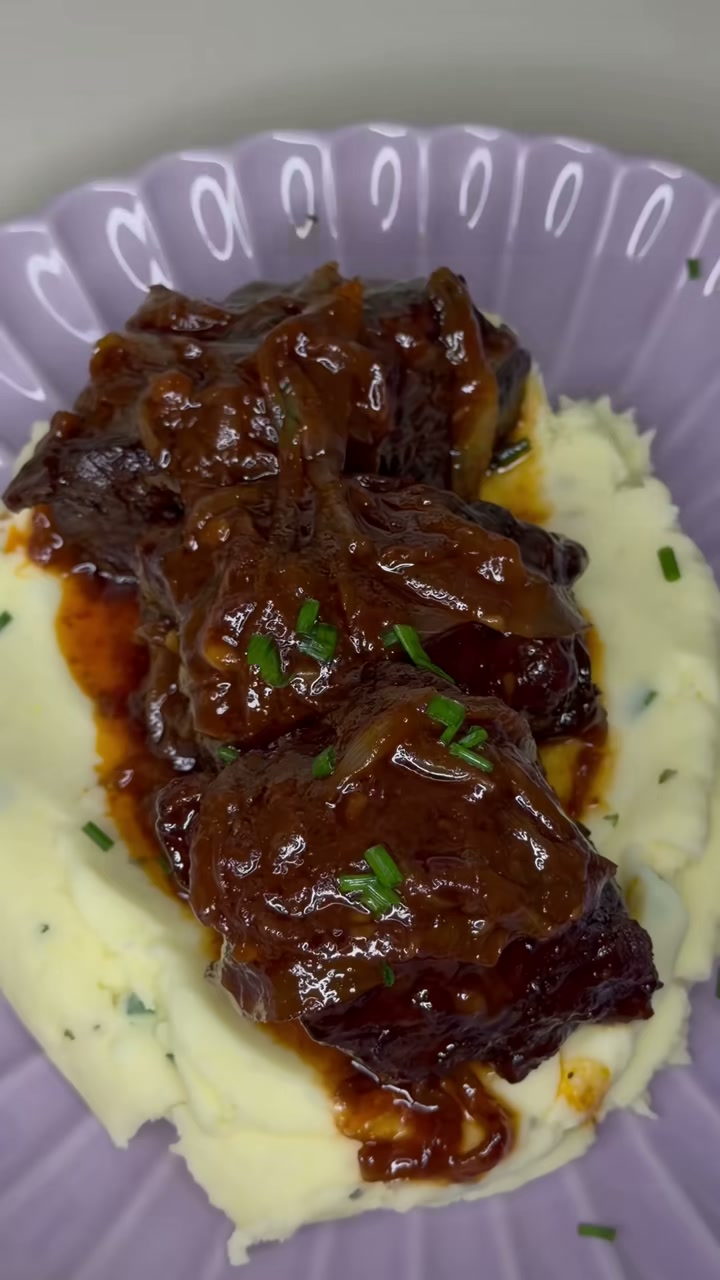 Braised Short Ribs with Caramelized Onion Gravy