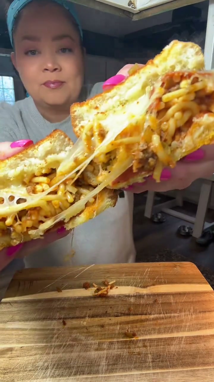 Spaghetti Garlic Bread Sandwich